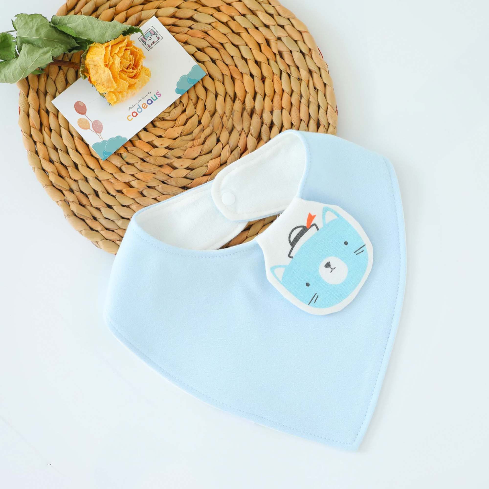 A blue kitty design baby bib with Cadeaus gift card