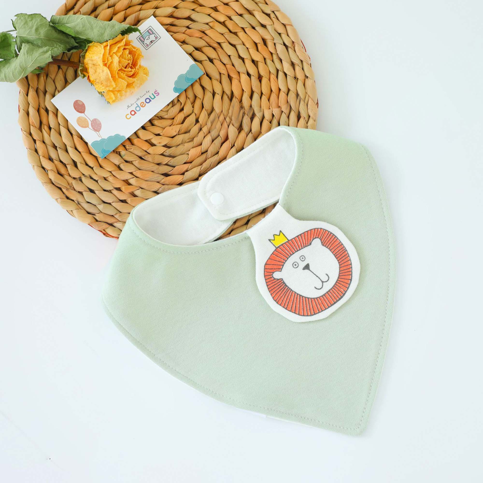 A green lion design baby bib with Cadeaus gift card
